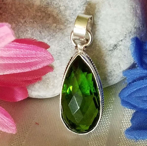 Jewelry - 💚 PERIDOT PENDANT
